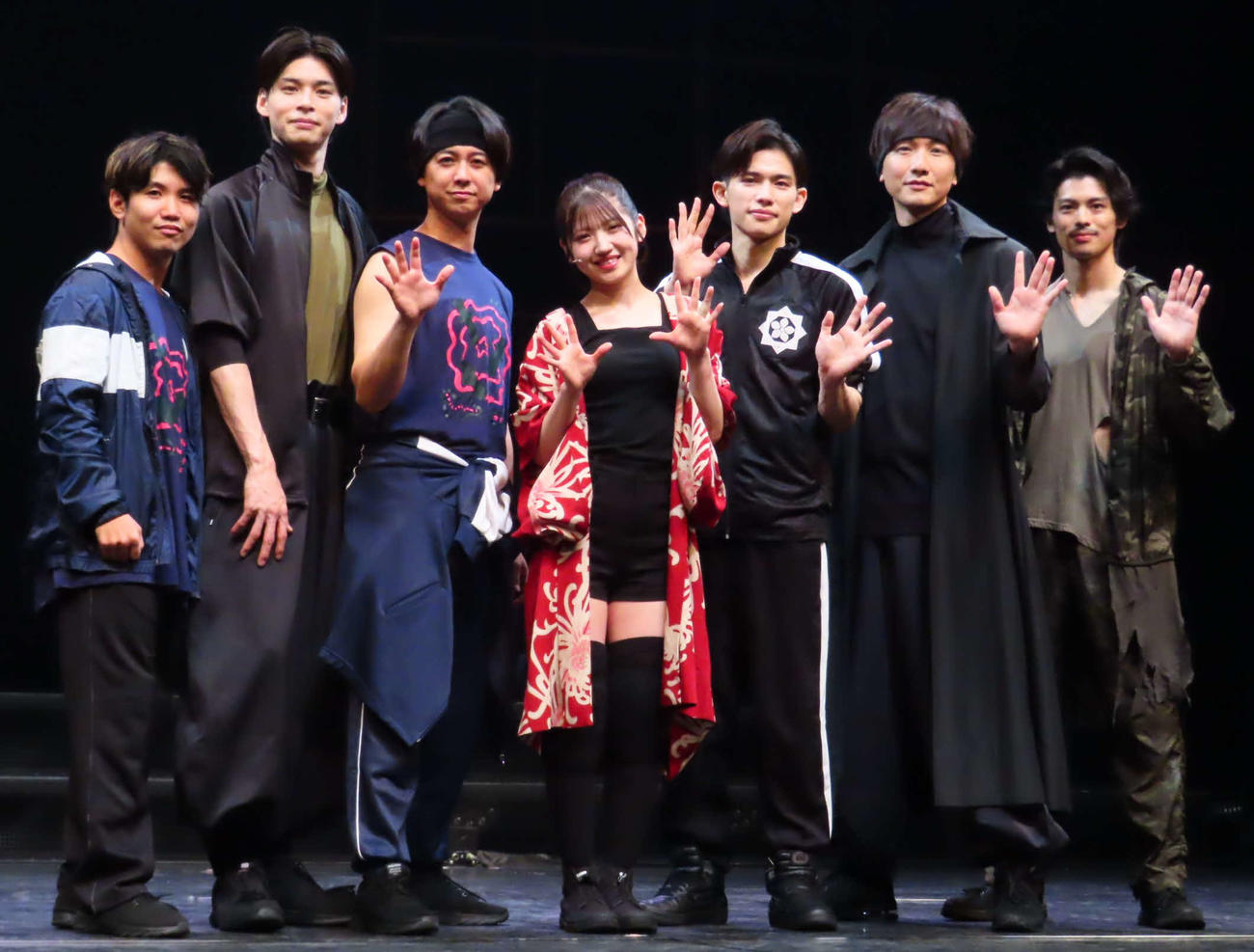 「新・幕末純情伝」公開ゲネプロに出席したキャスト陣。左から佐久本宝、青木瞭、柳下大、村山彩希、百名ヒロキ、細貝圭、嘉島陸