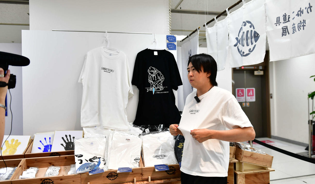 自身のポップアップ店「かねこ道具物産展」のPRイベントに出席して動画撮影を行う人気YouTuberのきまぐれクッック（撮影・松尾幸之介）