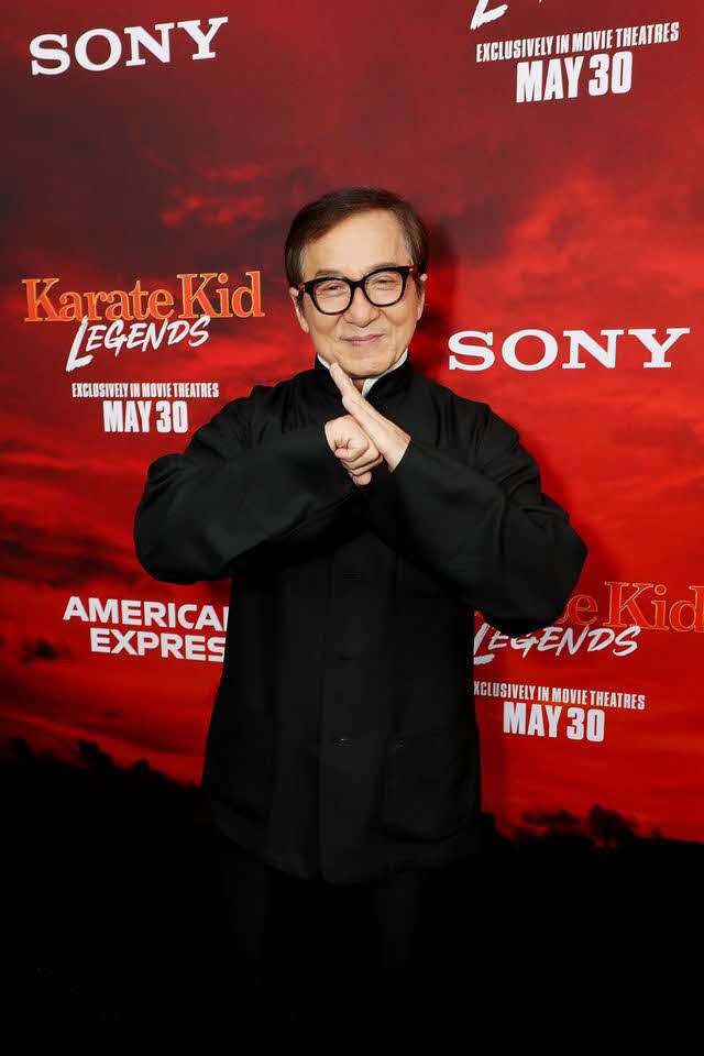 5月にニューヨークで開催されたワールドプレミアでポーズをとるジャッキー・チェン