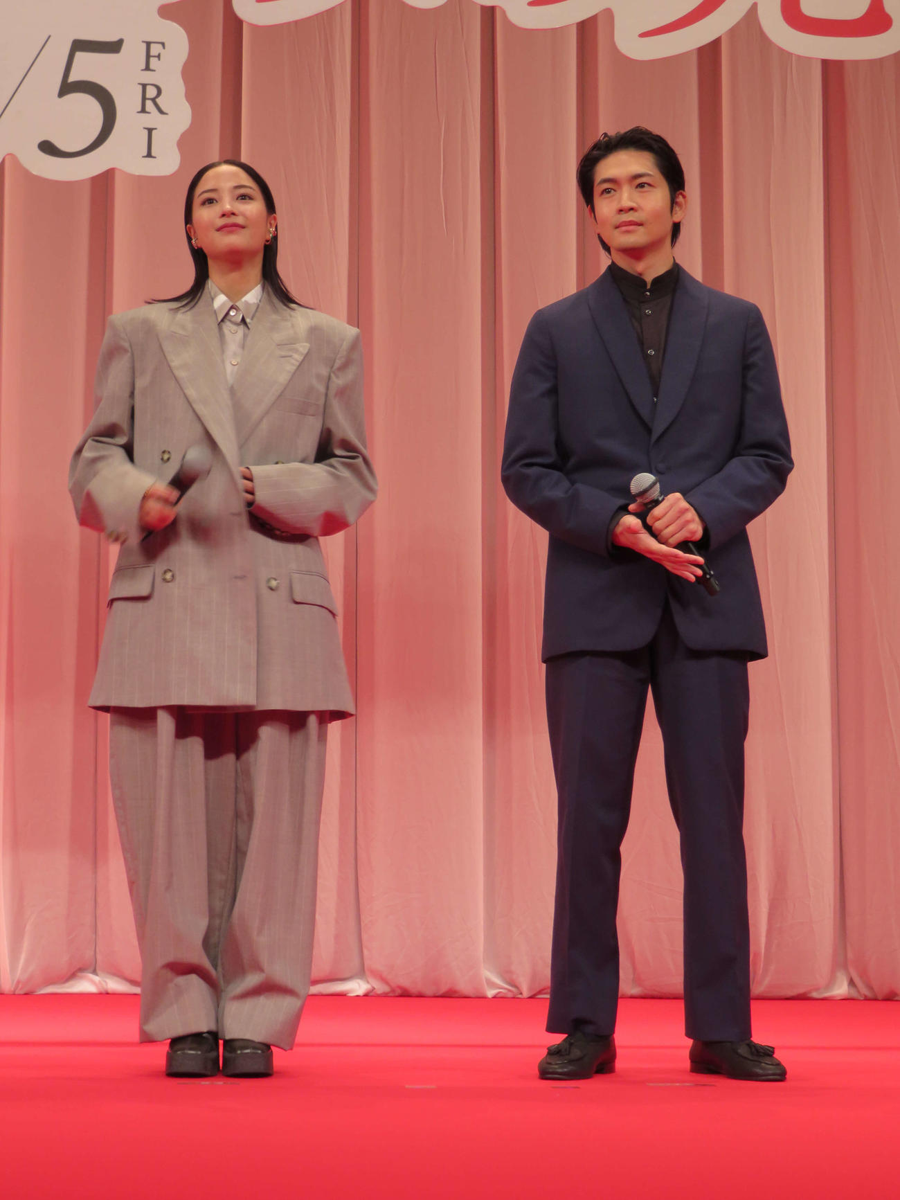映画「遠い山なみの光」完成披露舞台あいさつに出席した広瀬すずと松下洸平（撮影・村上幸将）