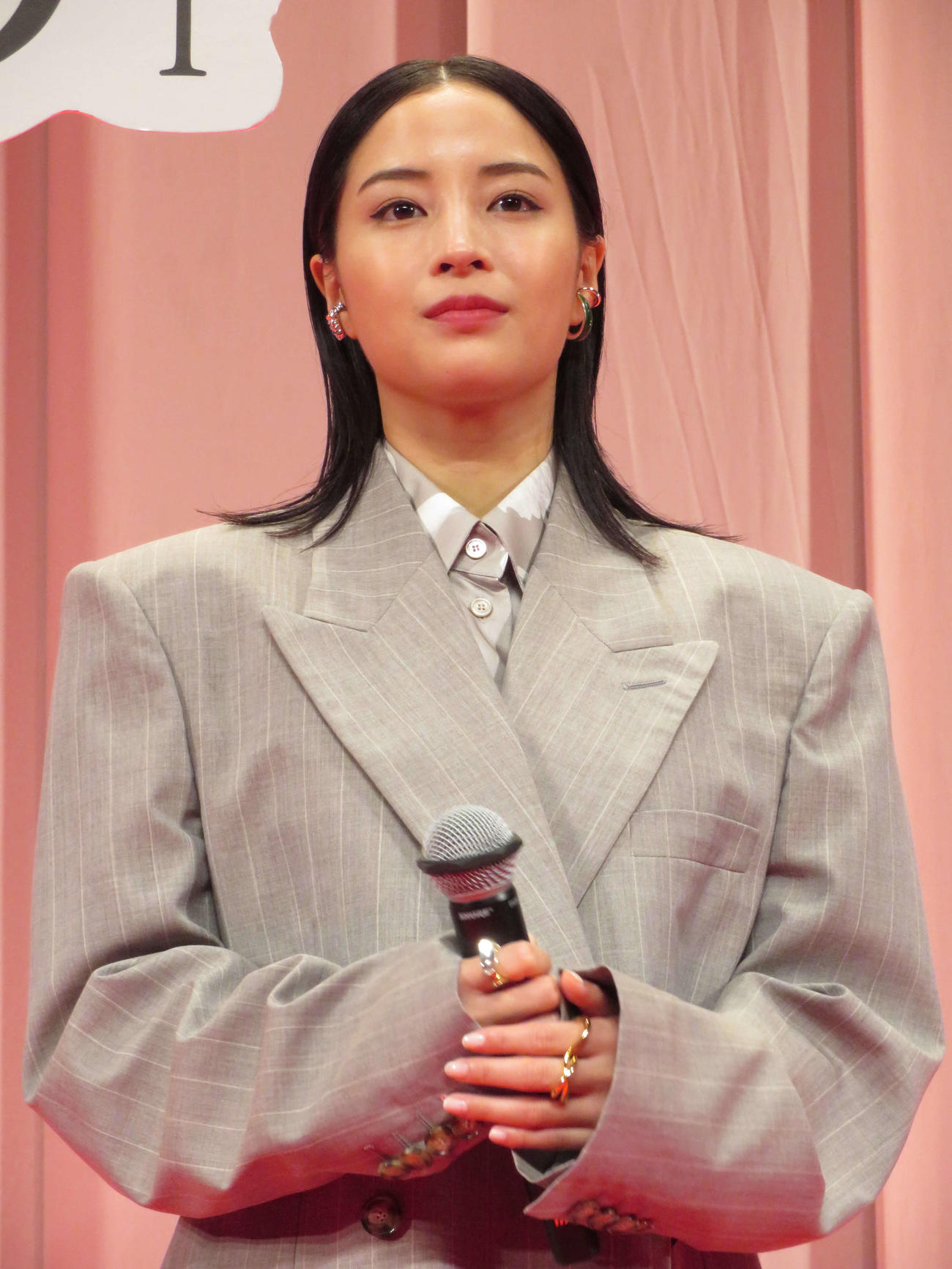 映画「遠い山なみの光」完成披露舞台あいさつに出席した広瀬すず（撮影・村上幸将）