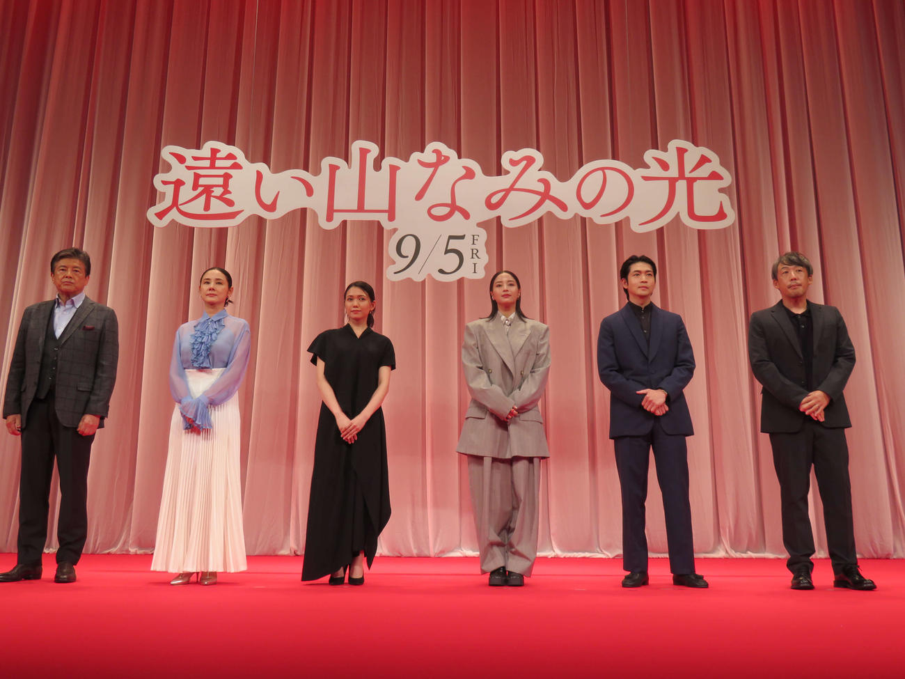 映画「遠い山なみの光」完成披露舞台あいさつに出席した、左から三浦友和、吉田羊、二階堂ふみ、広瀬すず、松下洸平、石川慶監督（撮影・村上幸将）