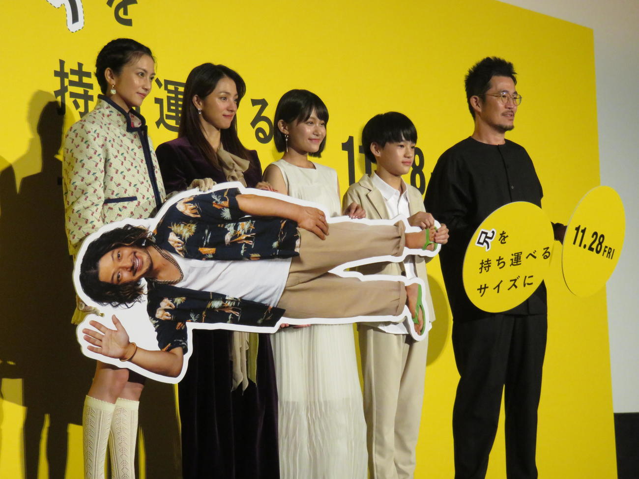 映画「兄を持ち運べるサイズに」完成披露上映会に登壇した、左から柴咲コウ、満島ひかり、青山姫乃、味元耀大、中野量太監督