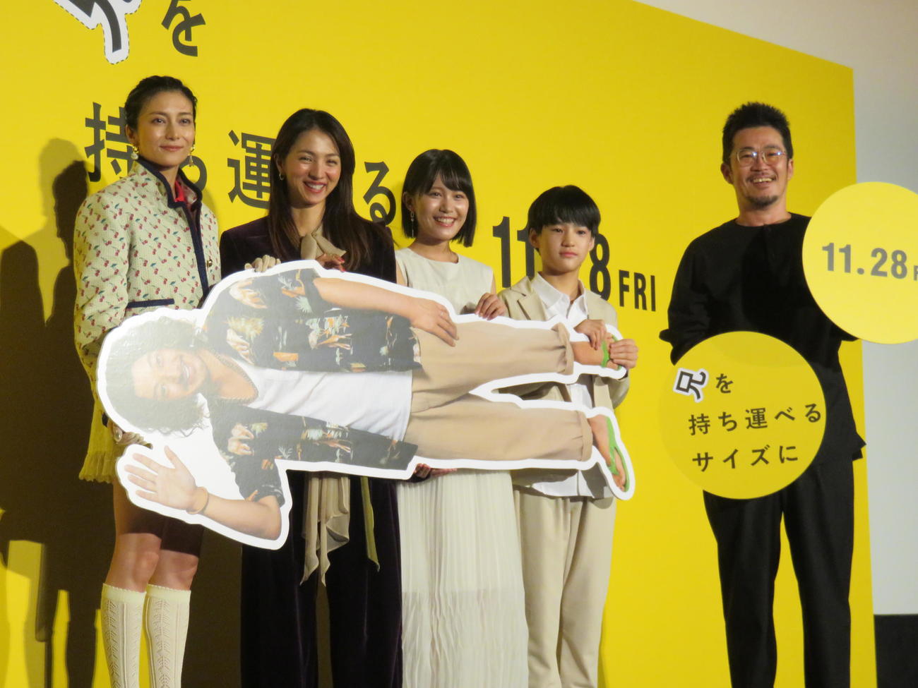 映画「兄を持ち運べるサイズに」完成披露上映会に登壇した、左から柴咲コウ、満島ひかり、青山姫乃、味元耀大、中野量太監督