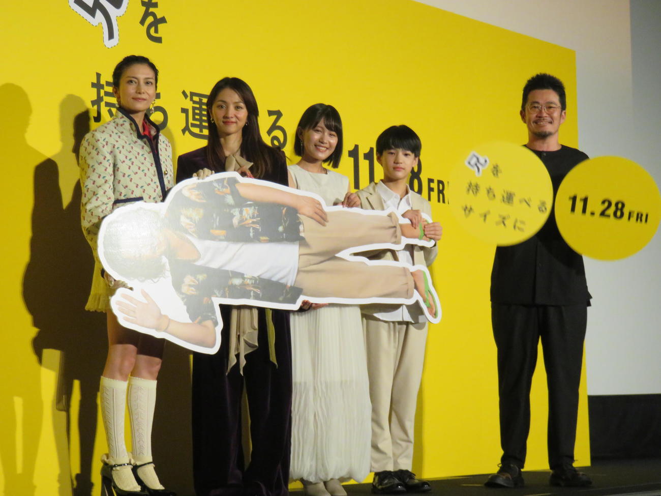 映画「兄を持ち運べるサイズに」完成披露上映会に登壇した、左から柴咲コウ、満島ひかり、青山姫乃、味元耀大、中野量太監督