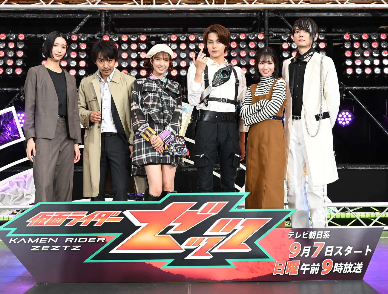 「仮面ライダーゼッツ」制作発表会見に出席した、左から小貫莉奈、三嶋健太、堀口真帆、今井竜太郎、八木美樹、古川雄輝（C）tv asahi All Rights Reserved.