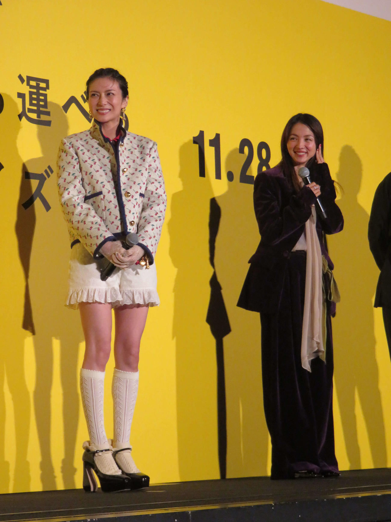 映画「兄を持ち運べるサイズに」完成披露上映会に登壇した柴咲コウ（左）と満島ひかり