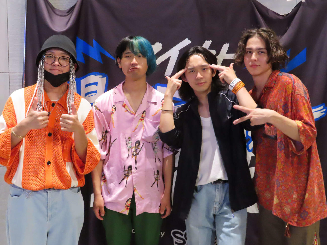 「マイナビ　閃光（せんこう）ライオット2025 produced by SCHOOL OF LOCK！」でグランプリを獲得した「めっちゃ美人」、左から久場莉己、犬塚瑛慈、富沢文裕、長谷川海（撮影・寺本吏輝）