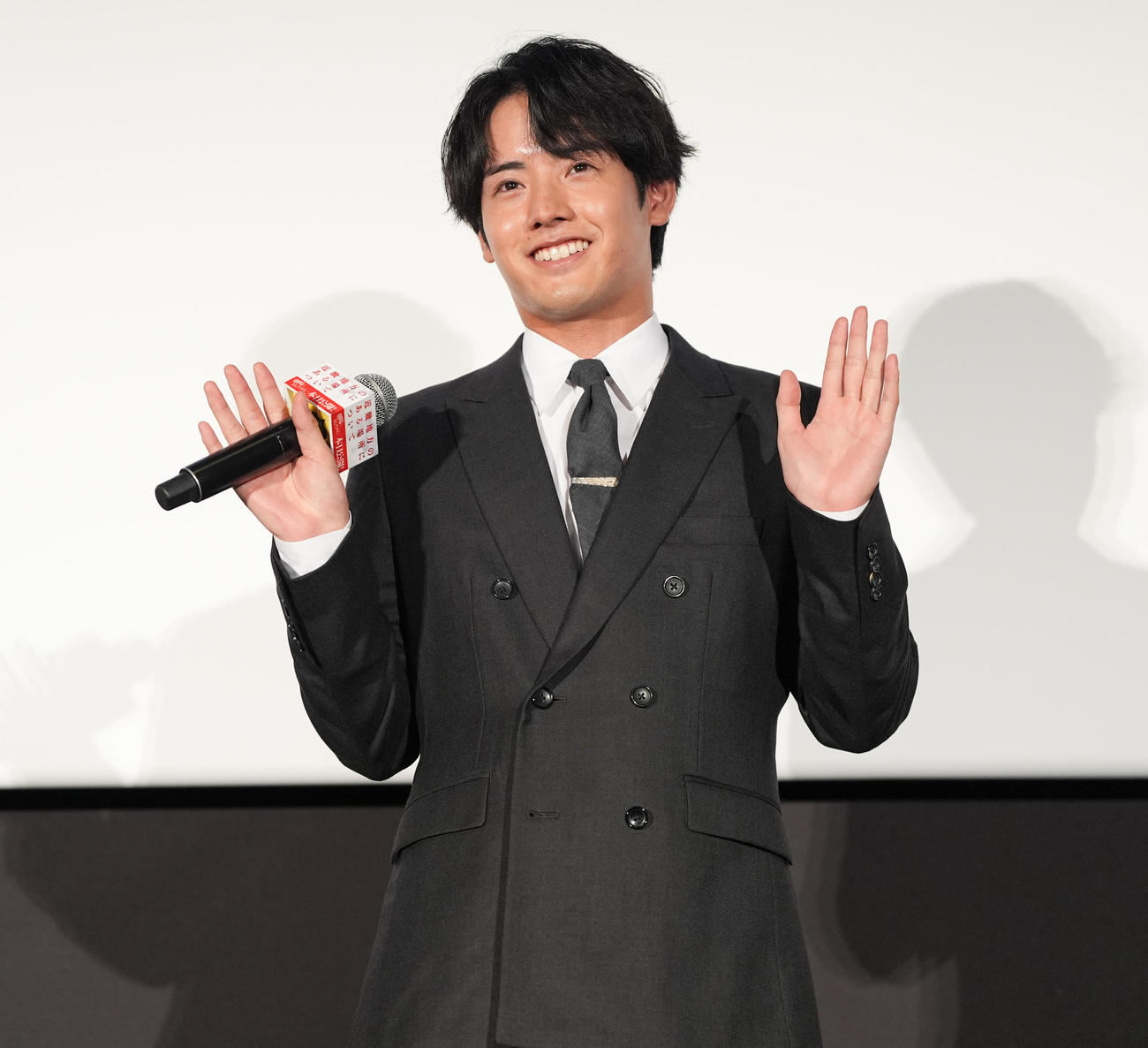 映画「近畿地方のある場所について」初日舞台あいさつで、劇中の怖いシーンをジェスチャーで表現する赤楚衛二（撮影・鈴木みどり）