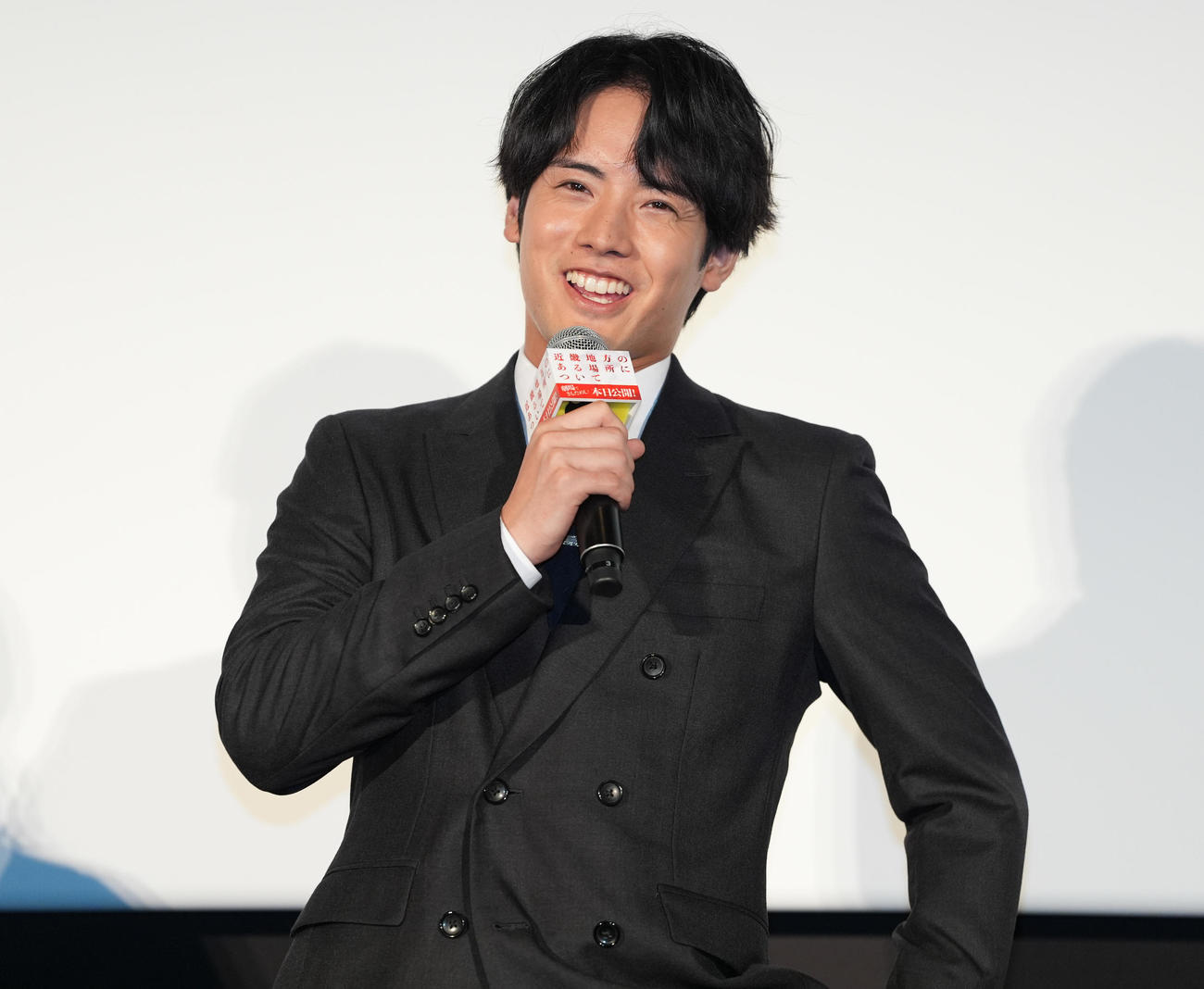 映画「近畿地方のある場所について」初日舞台あいさつに登壇した赤楚衛二（撮影・鈴木みどり）