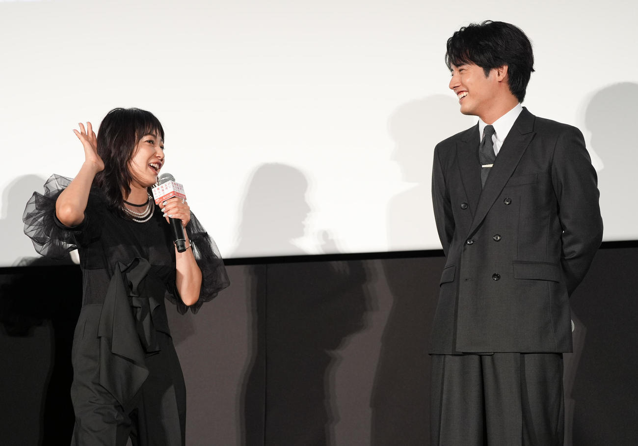 映画「近畿地方のある場所について」初日舞台あいさつで笑顔の菅野美穂（左）と赤楚衛二（撮影・鈴木みどり）