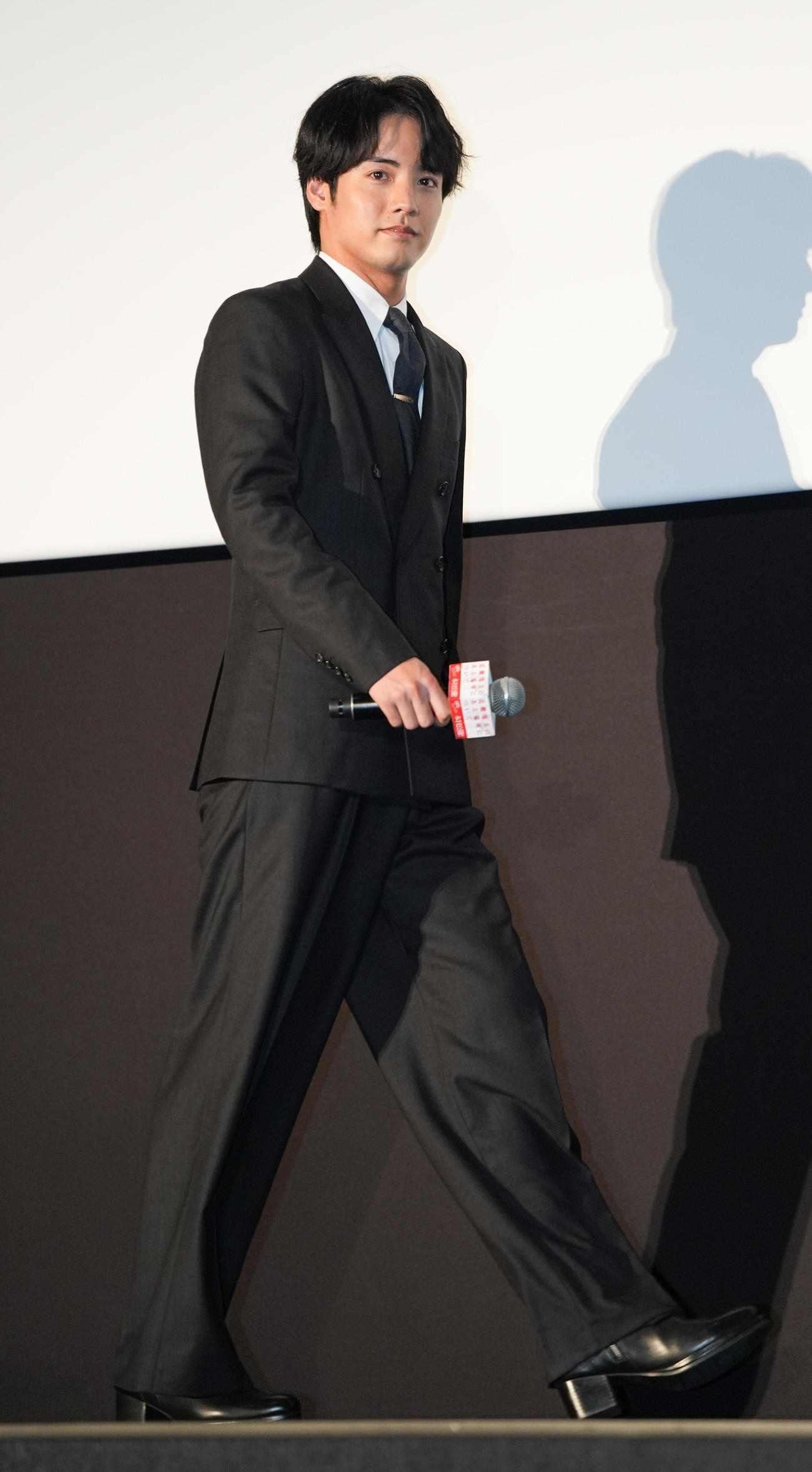 映画「近畿地方のある場所について」初日舞台あいさつに登壇した赤楚衛二（撮影・鈴木みどり）
