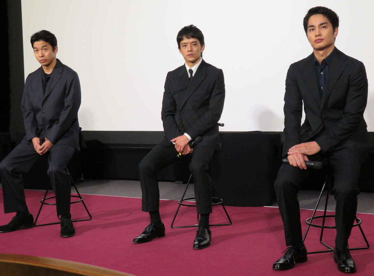 NHKスペシャル「シミュレーション～昭和16年夏の敗戦～」出演者会見に出席した、左から仲野太賀、池松壮亮、中村蒼（撮影・村上幸将）