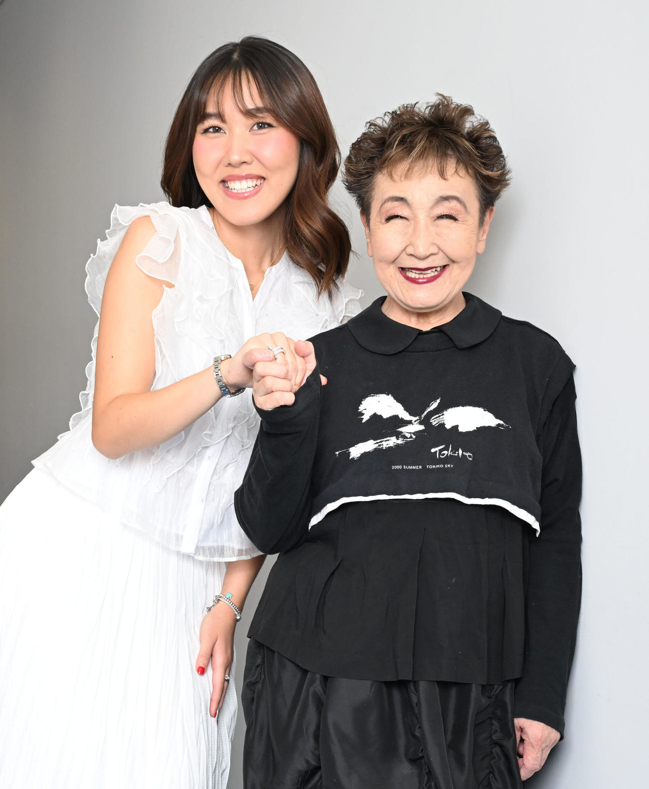 3カ国語同時リリースでデビューするノゾミ・リン（左）とプロデュースした加藤登紀子（撮影・千葉一成）