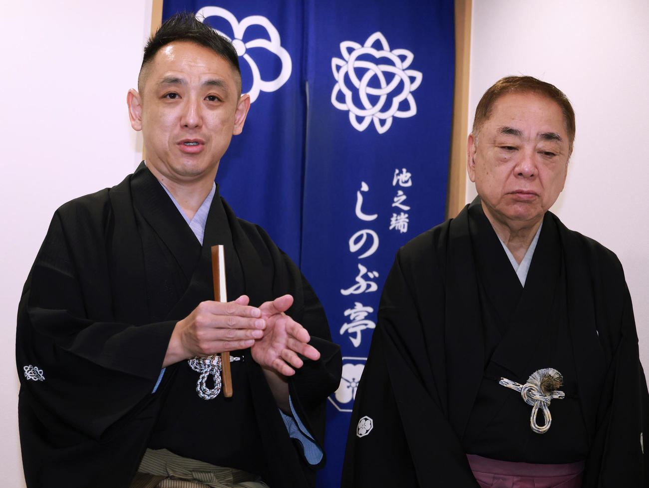 落語芸術協会客員演者としての襲名披露興行開催を発表した7代目三遊亭円楽（左）。右は父の三遊亭好楽（撮影・中島郁夫）