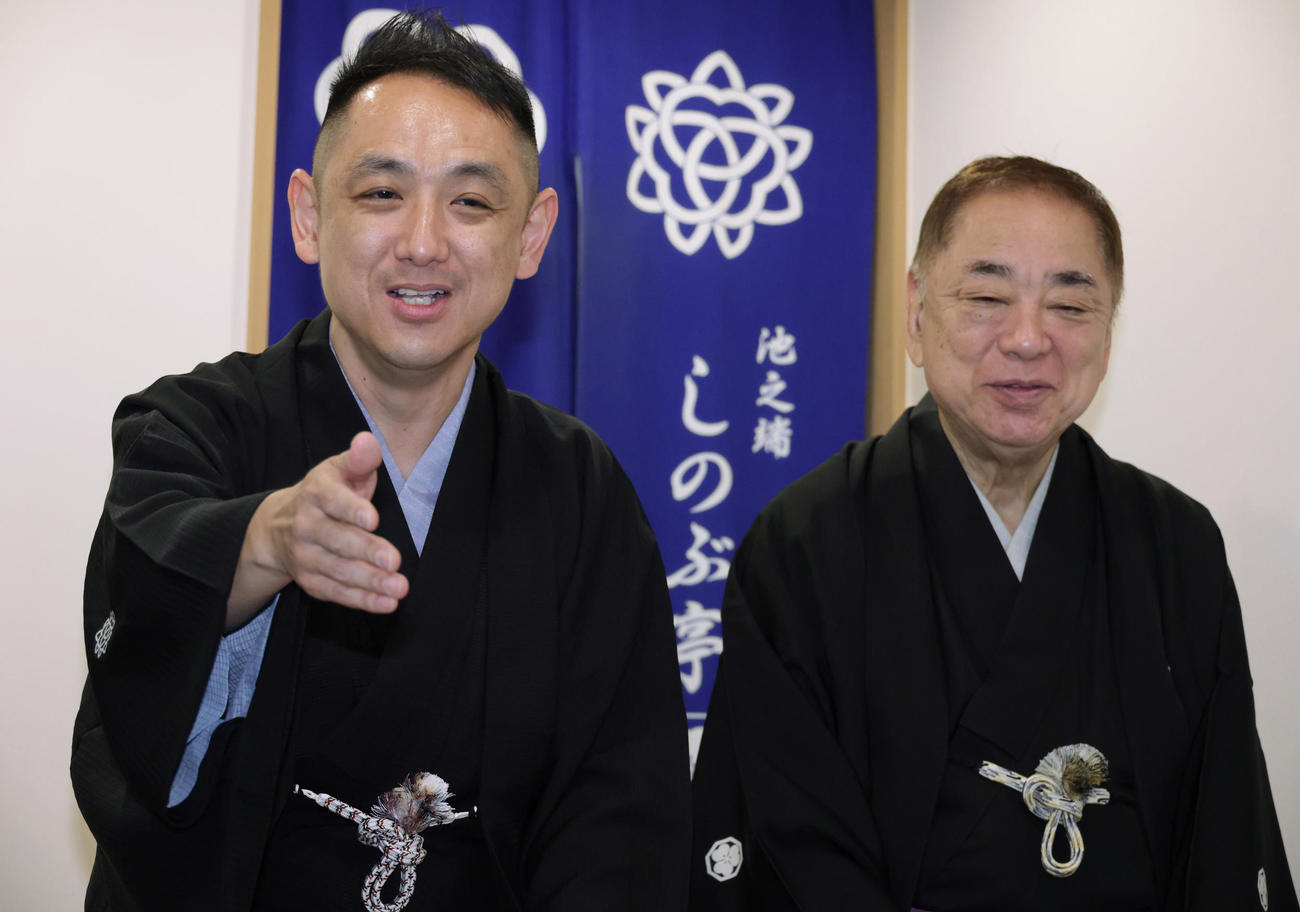 落語芸術協会客員演者としての襲名披露興行開催を発表した7代目三遊亭円楽（左）。右は父の三遊亭好楽（撮影・中島郁夫）