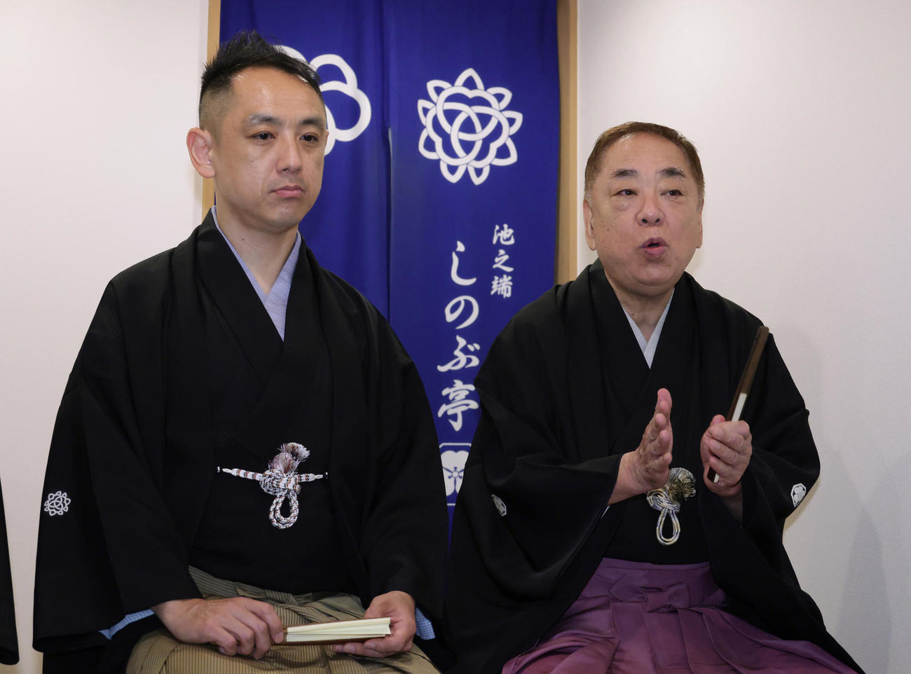 落語芸術協会客員演者としての襲名披露興行開催を発表した7代目三遊亭円楽（左）。右は父の三遊亭好楽（撮影・中島郁夫）