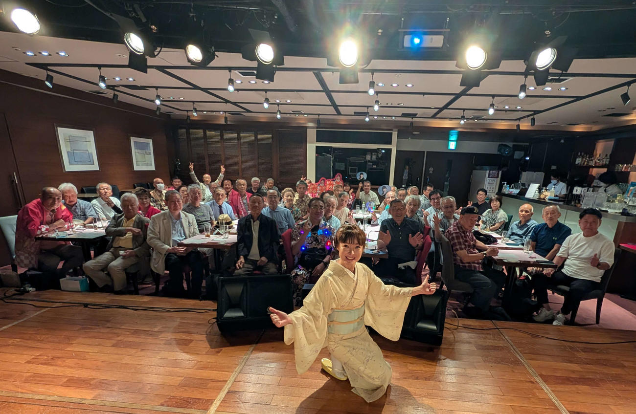 ファンと一生に写真に収まる田川寿美