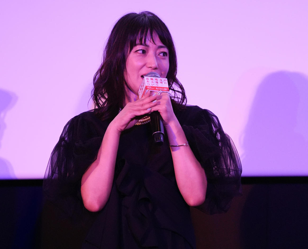 映画「近畿地方のある場所について」初日舞台あいさつで怖い話をする菅野美穂（撮影・鈴木みどり）