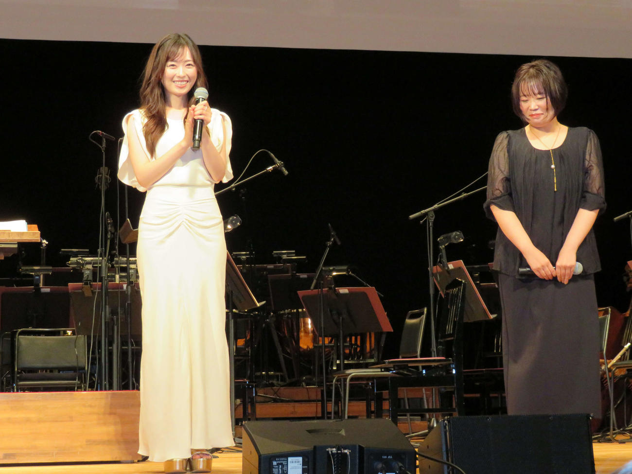 「あの花が咲く丘で、君とまた出会えたら。」シネマ・コンサート＆トークショーで笑顔の福原遥（左）と原作者の汐見夏衛氏（撮影・村上幸将）