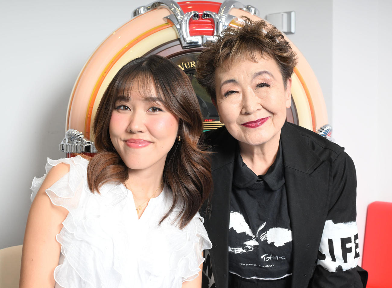 3カ国語同時リリースでデビューするノゾミ・リン（左）とプロデュースした加藤登紀子（撮影・千葉一成）