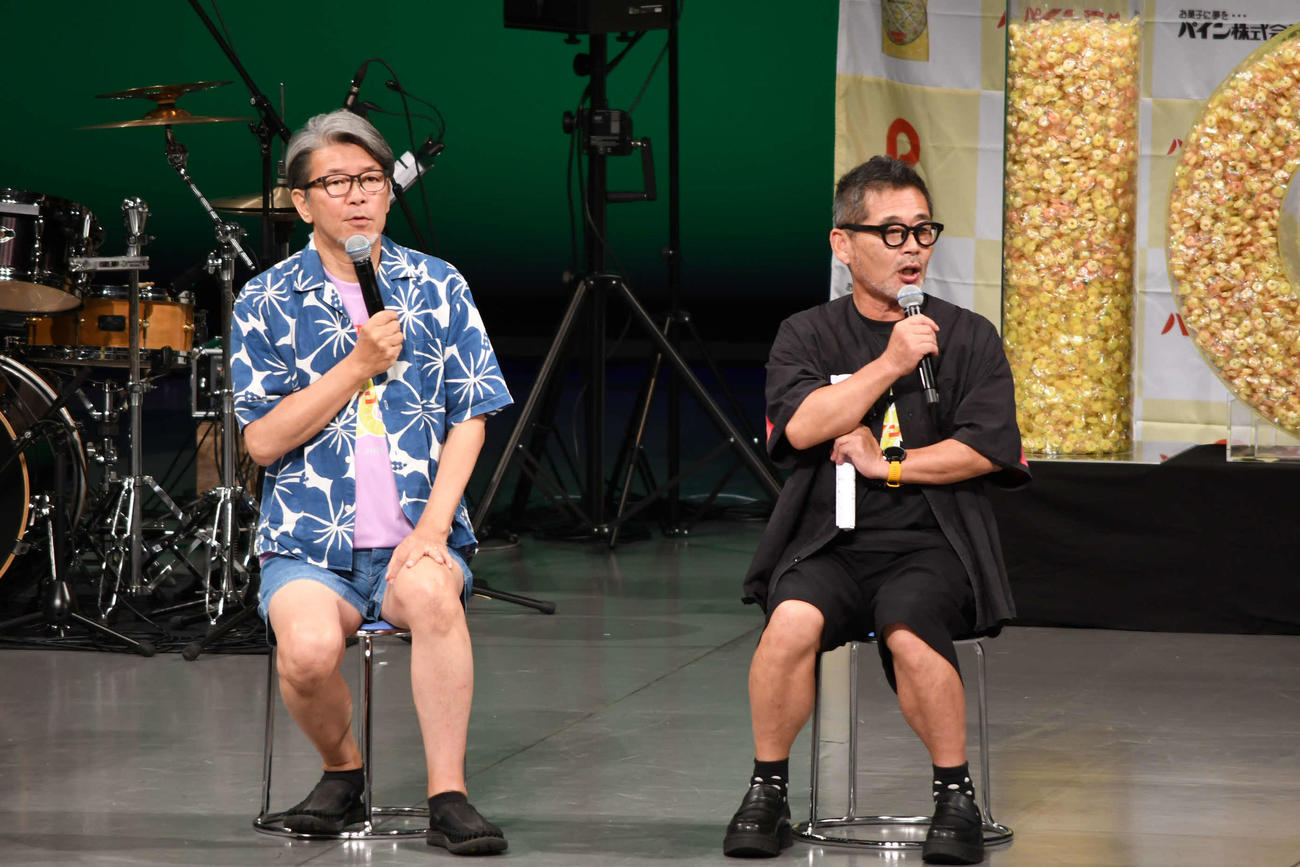 「パインアメ万博2025」に出演した藤村忠寿氏（右）と嬉野雅道氏（撮影・阪口孝志）