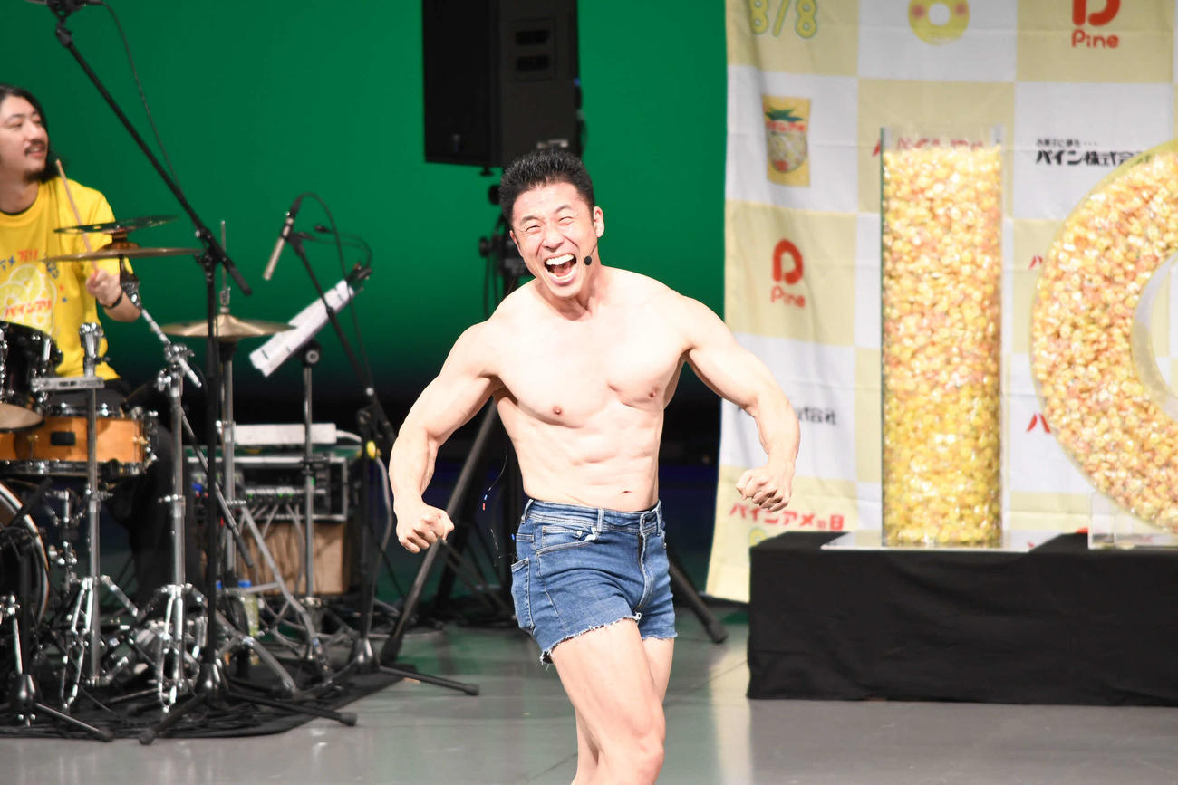 なかやまきんに君の「やー」（撮影・阪口孝志）