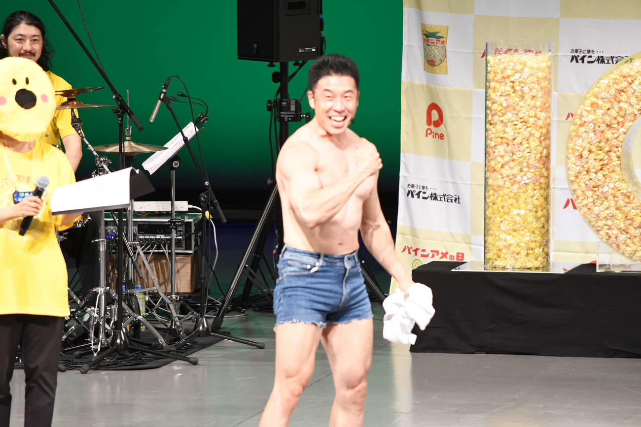 なかやまきんに君の「パワー」（撮影・阪口孝志）