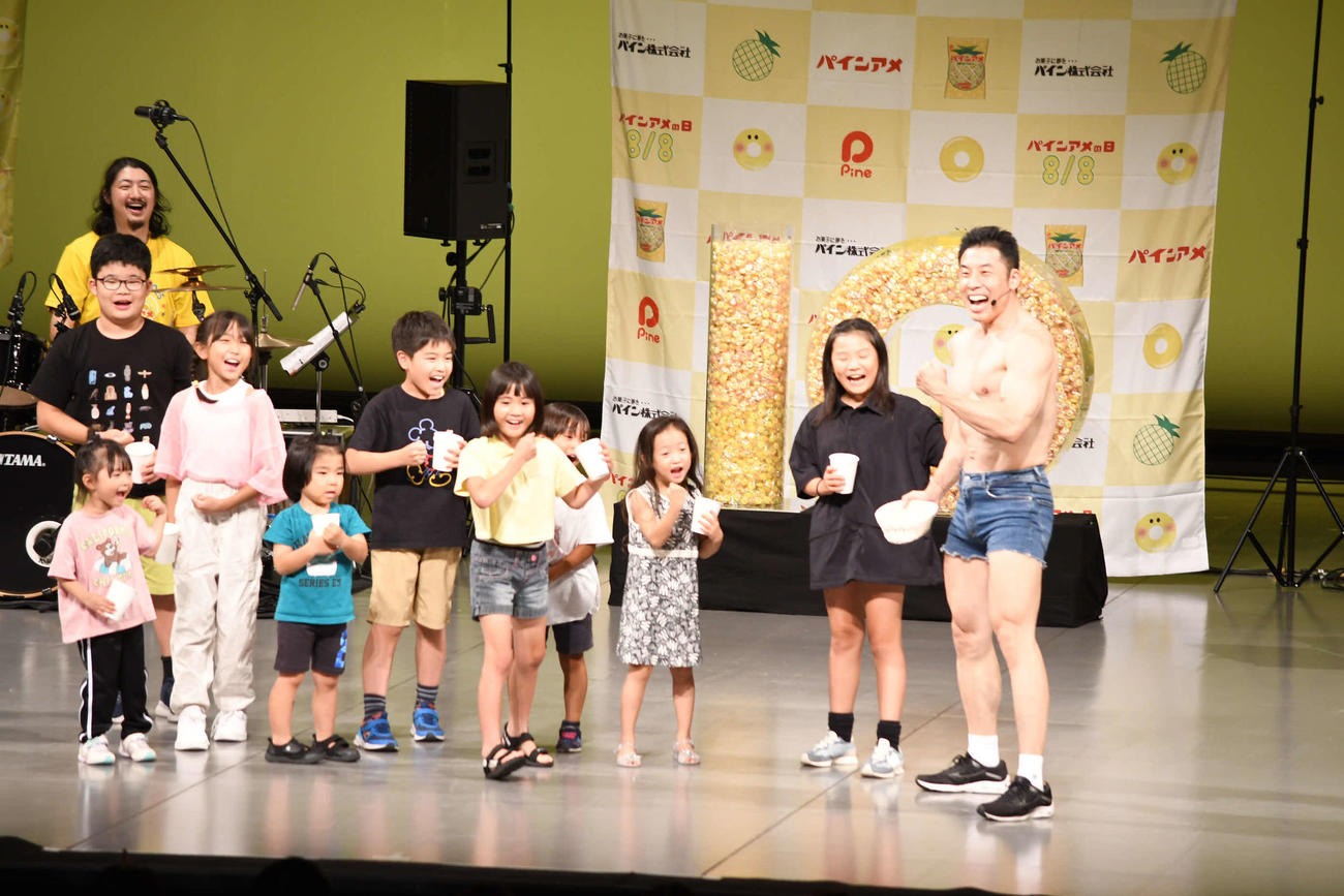 「筋肉アメ取りゲーム」で好感度回復に満足のなかやまきんに君（撮影・阪口孝志）