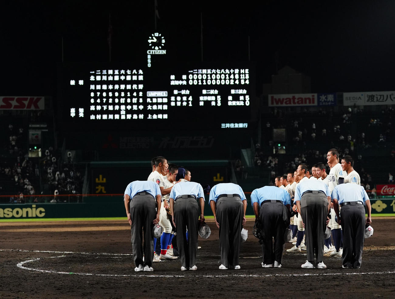 綾羽対高知中央　延長10回で試合終了となり両校ナインがあいさつする（撮影・清水貴仁）