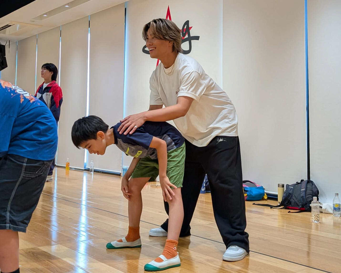 子どもたちへダンスを教える岩城星那