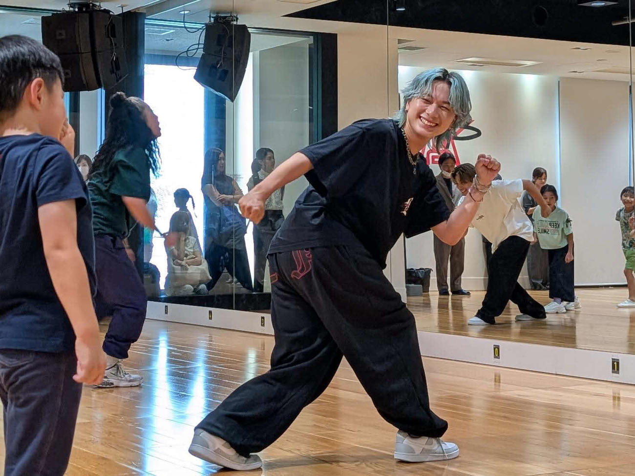 子どもたちへダンスを教える岡尾真虎