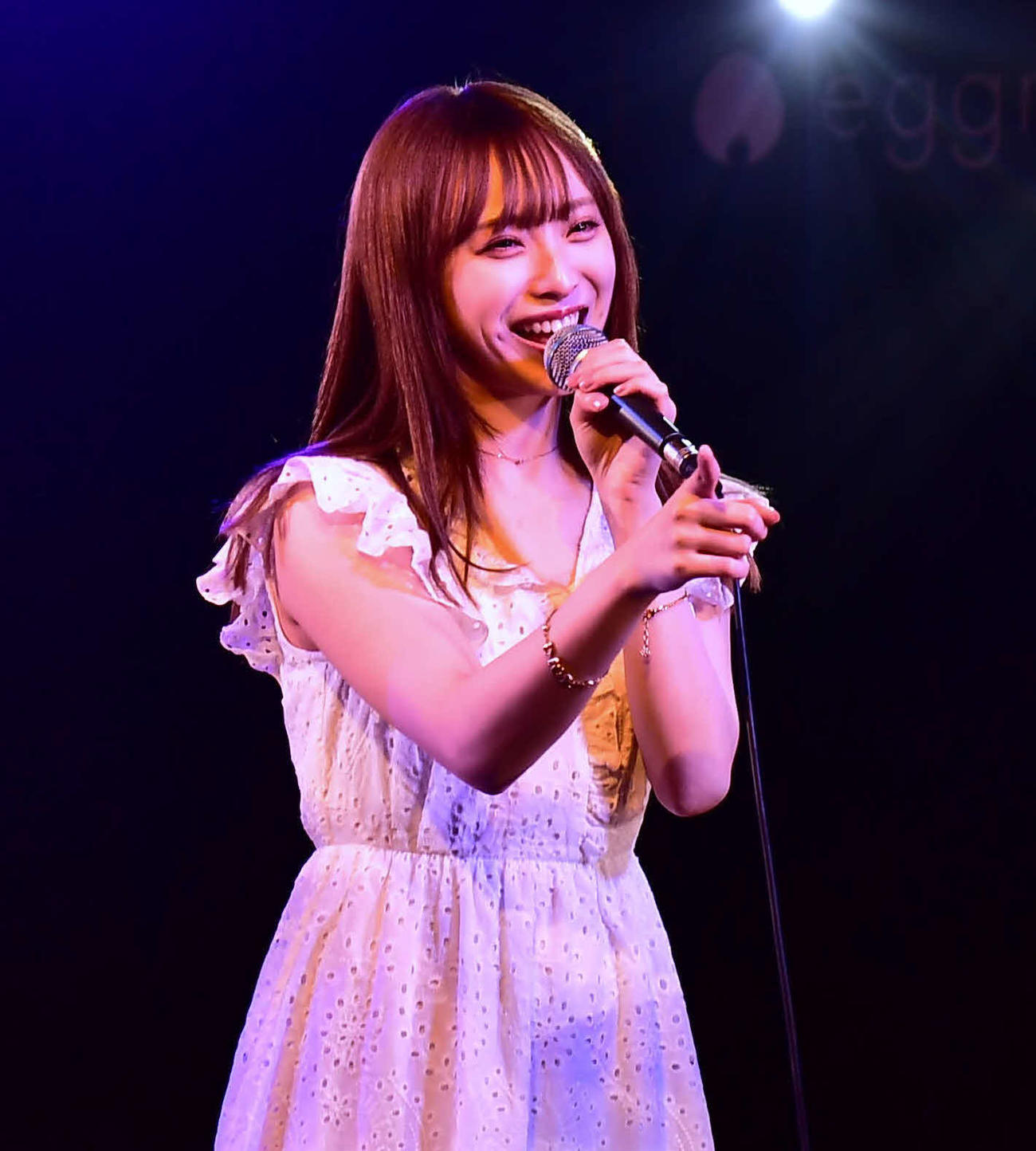バースデーイベントで歌う梅山恋和（撮影・松尾幸之介）