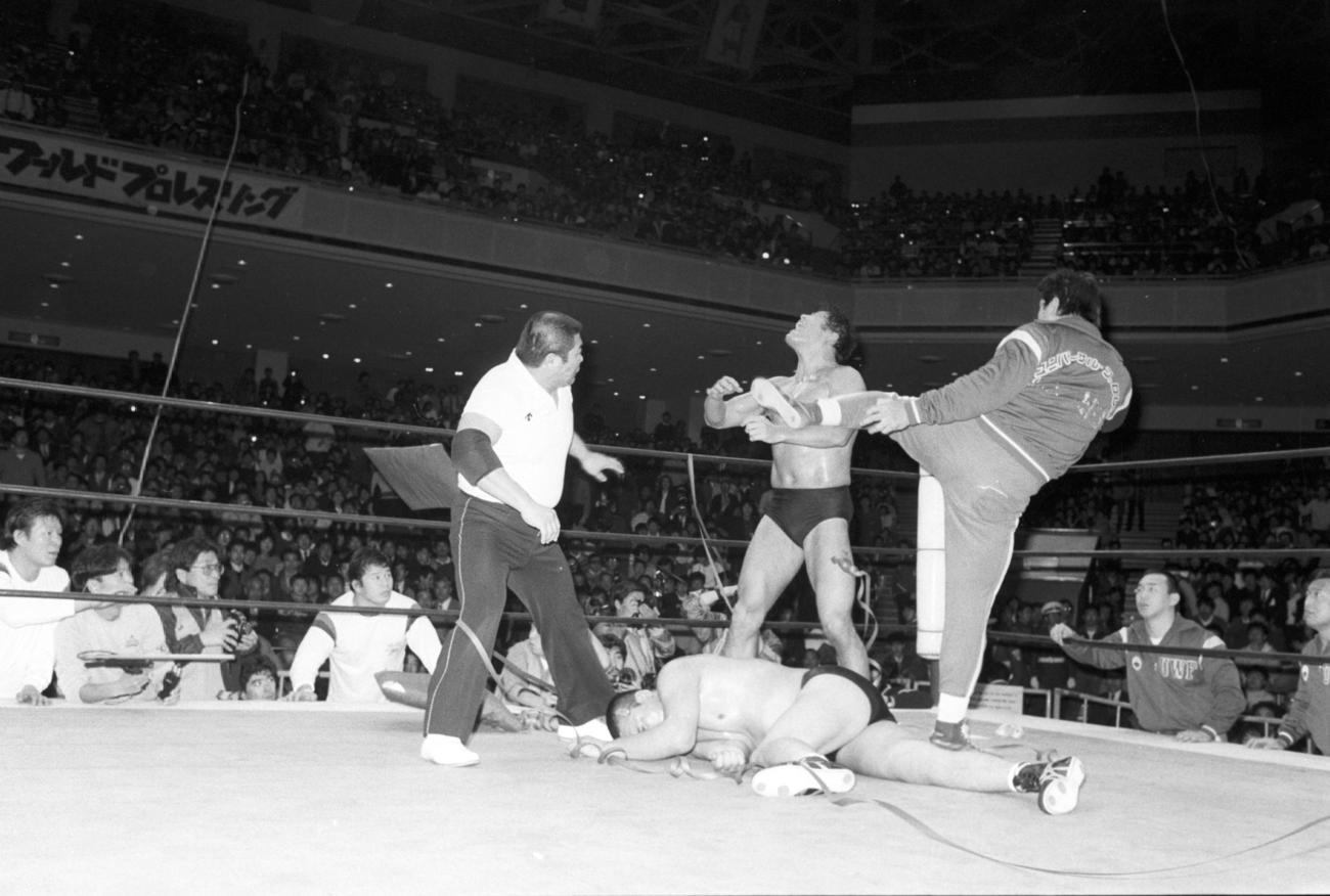 試合終了後、リングに乱入しアントニオ猪木（中央）にハイキックを見舞う前田日明（右）（1986年2月6日撮影）