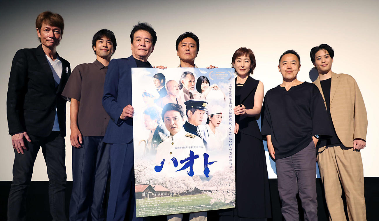 映画「ハオト」公開記念舞台あいさつに登壇し、フォトセッションを行った出演者。左からマイケル富岡、金城大和、三浦浩一、原田龍二、高島礼子、丈監督、石田隼（撮影・山本朝陽）