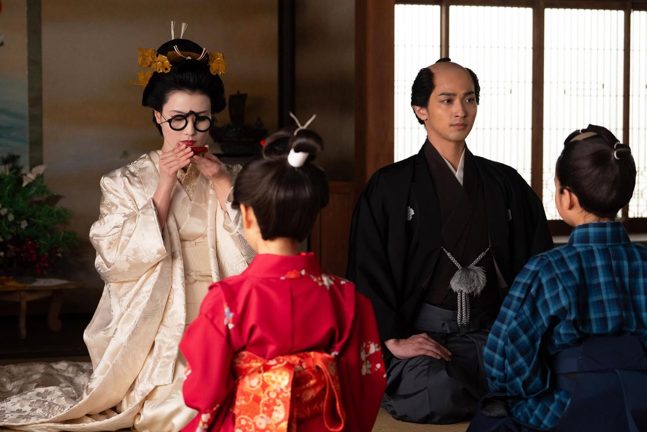 大河ドラマ「べらぼう～蔦重栄華乃夢噺～」でてい役の橋本愛（左）と蔦屋重三郎役の横浜流星