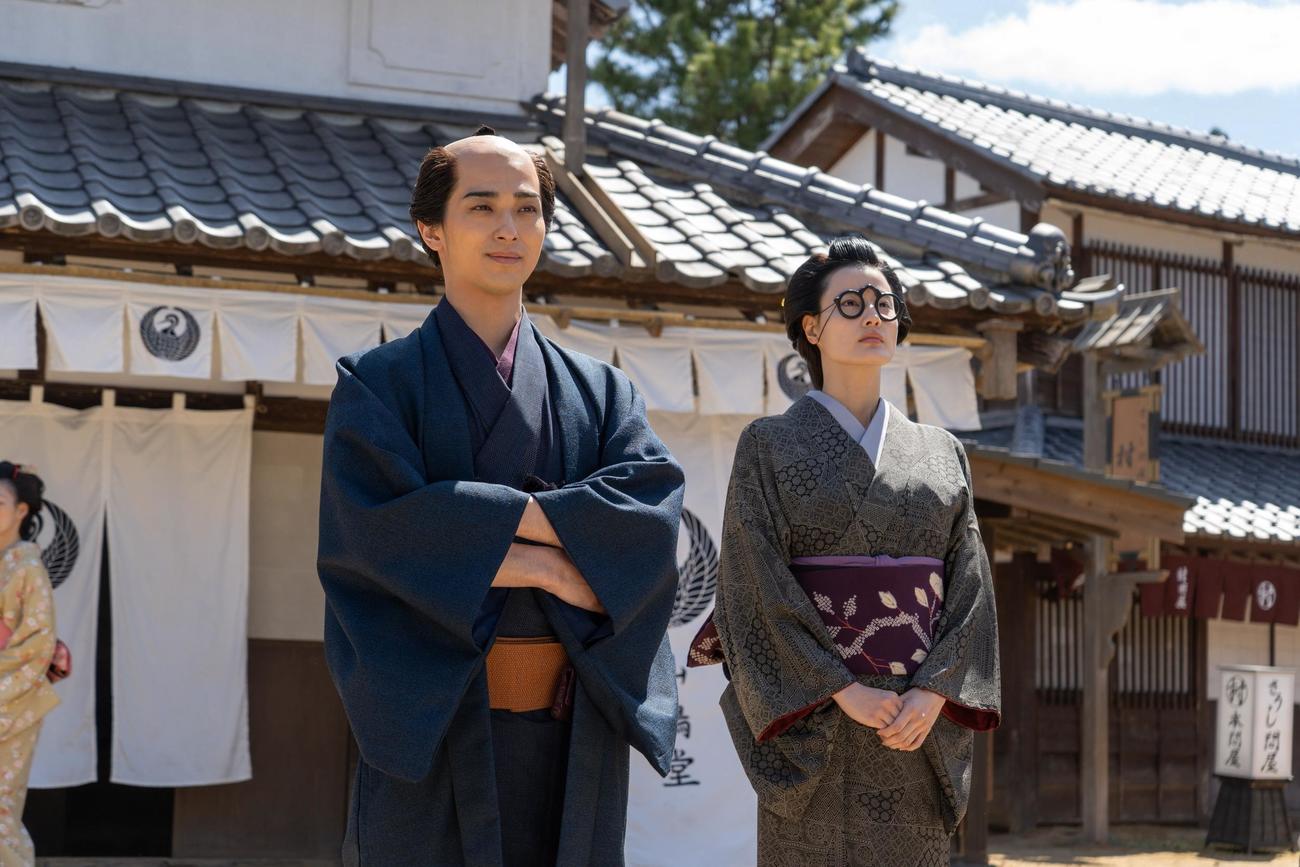 大河ドラマ「べらぼう～蔦重栄華乃夢噺～」でてい役の橋本愛（右）と蔦屋重三郎役の横浜流星