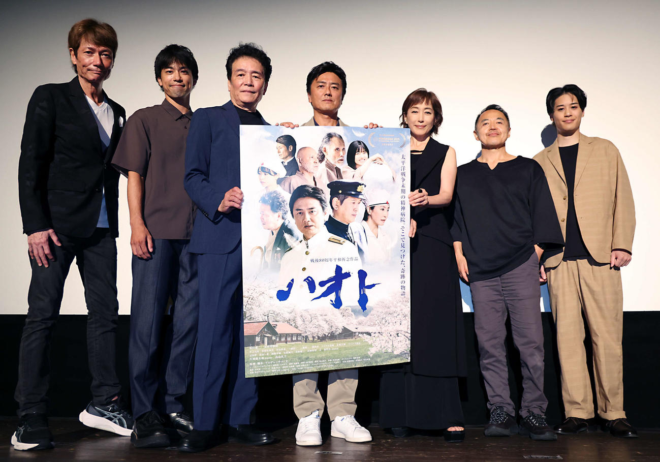 映画「ハオト」公開記念舞台あいさつに登壇し、フォトセッションを行った出演者。左からマイケル富岡、金城大和、三浦浩一、原田龍二、高島礼子、丈監督、石田隼（撮影・山本朝陽）