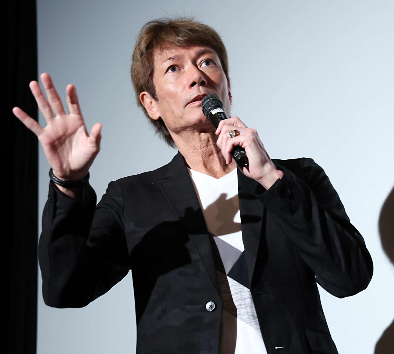 映画「ハオト」公開記念舞台あいさつに登壇し、両親とのエピソードを語るマイケル富岡（撮影・山本朝陽）