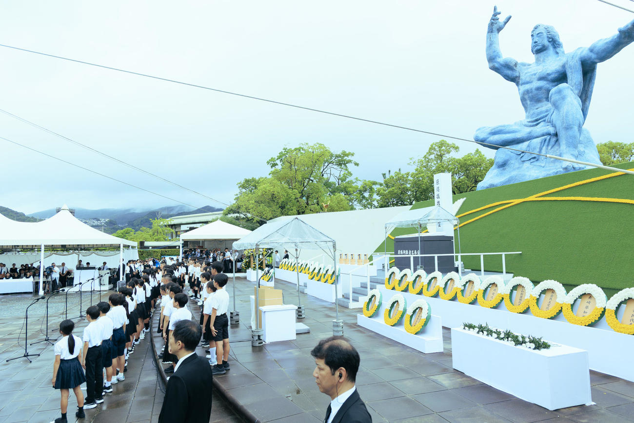 長崎市の平和祈念式典で福山雅治が作詞・作曲した「クスノキ」を合唱する小学生たち