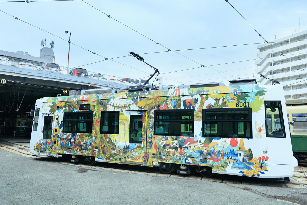 Junaida氏の絵画「KUSUNOKI」をモチーフにしたラッピング路面電車「クスノキ号」