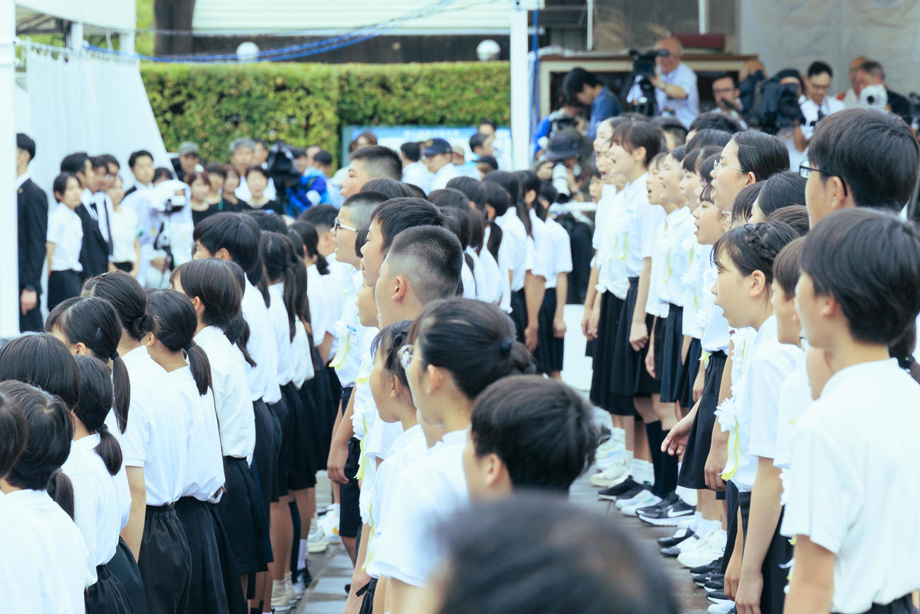長崎市の平和祈念式典で福山雅治が作詞・作曲した「クスノキ」を合唱する小学生たち