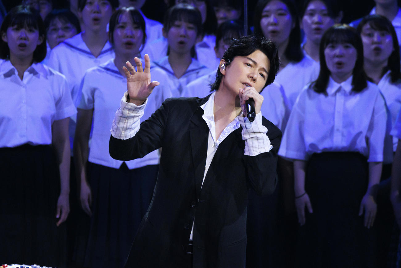 NHKの音楽番組「MUSIC GIFT 2025～あなたに贈ろう　希望の歌～」で合唱隊をバックに「クスノキ」を歌唱する福山雅治