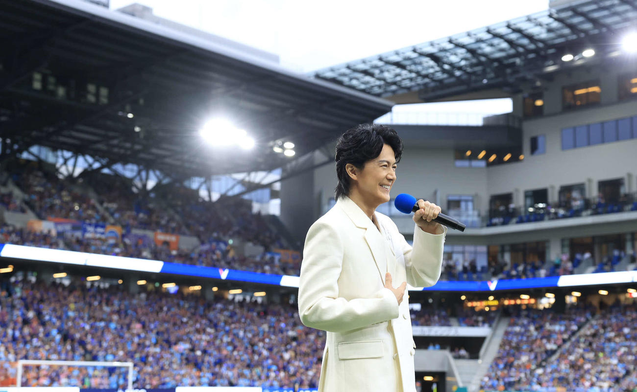 サッカーJ2「V・ファーレン長崎　平和祈念マッチ」の試合直前セレモニーにサプライズ登場した福山雅治