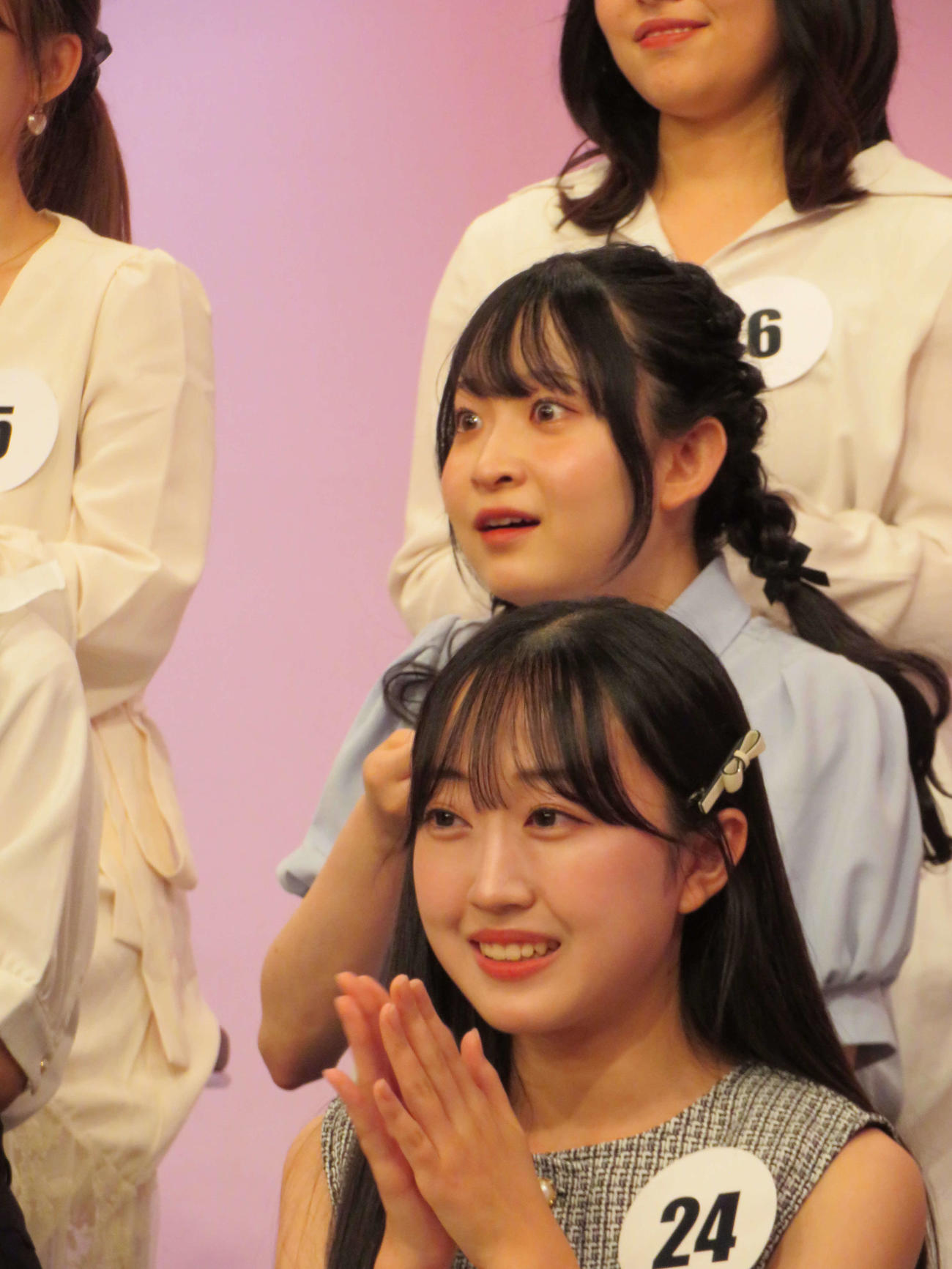 宮前真樹がプロデュースする新アイドルグループオーディションでメンバーに選ばれて驚く、まほ（中央）（撮影・村上幸将）