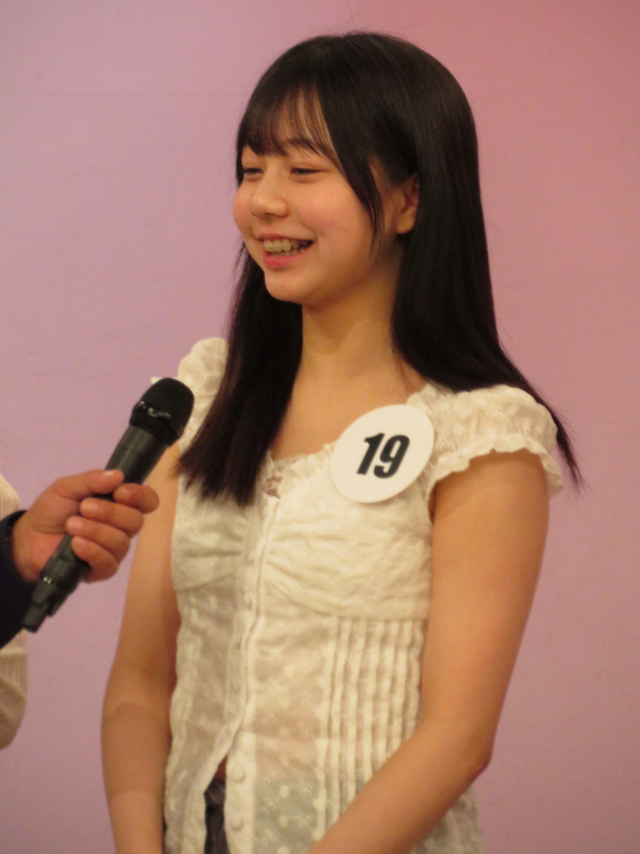 宮前真樹がプロデュースする新アイドルグループオーディションでメンバーに選ばれて驚く、こころ（撮影・村上幸将）