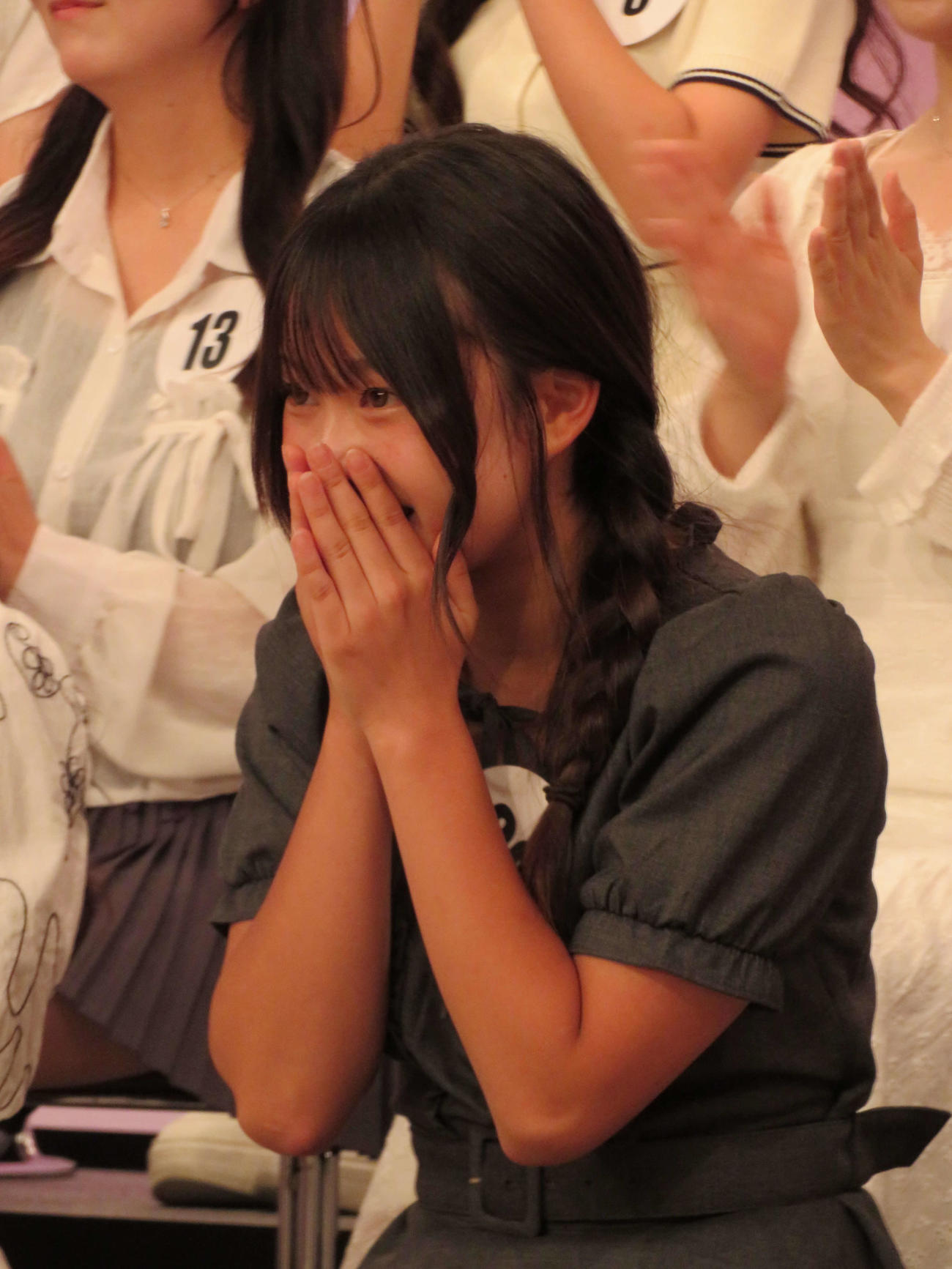 宮前真樹がプロデュースする新アイドルグループオーディションでメンバーに選ばれて涙する、ゆずな（撮影・村上幸将）