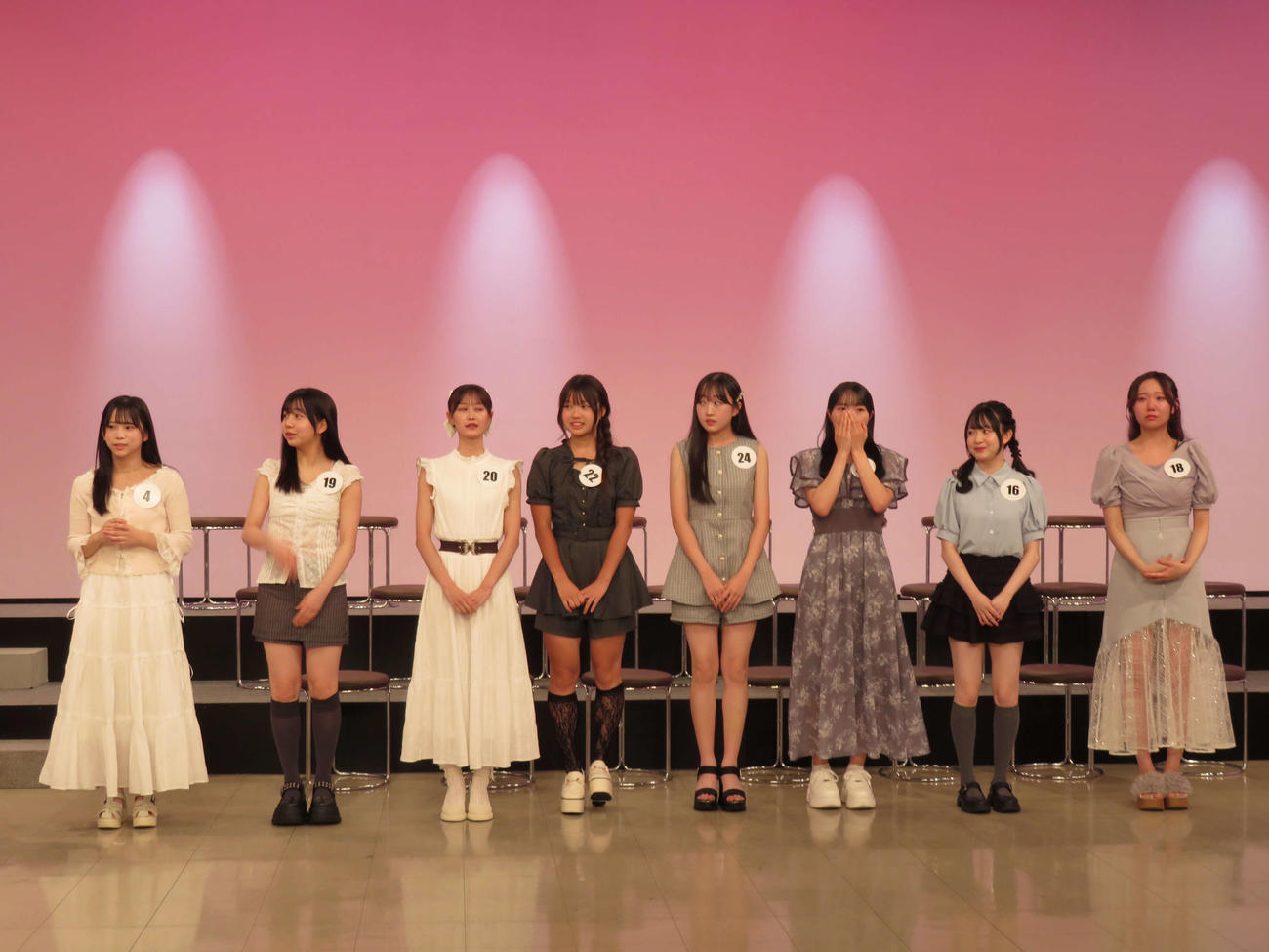 宮前真樹がプロデュースする新アイドルグループオーディションでメンバーに選ばれた、左から、ももか、こころ、れいらん、ゆずな、ひなの、はるな、まほ、さえ（撮影・村上幸将）