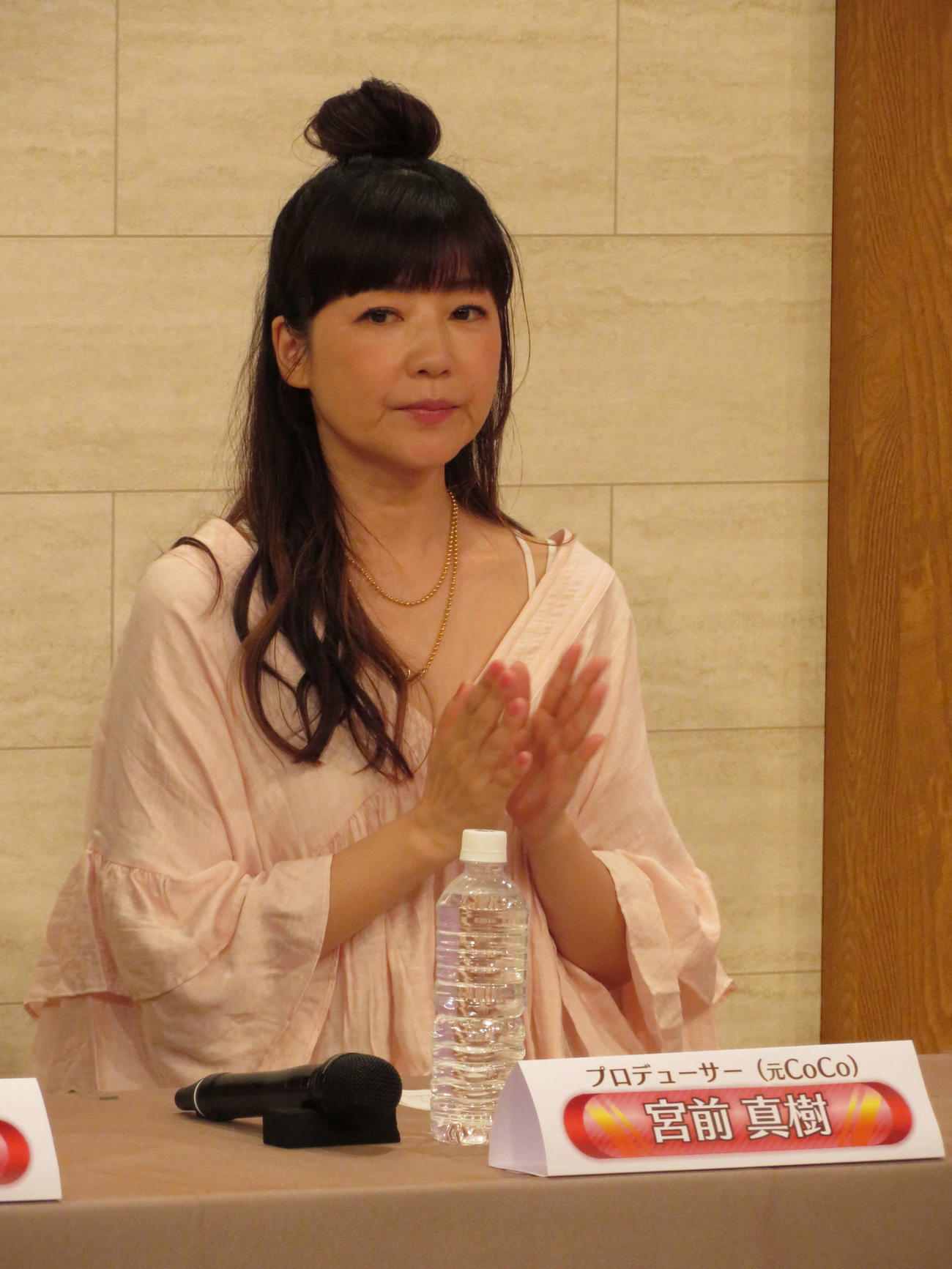 プロデュースする新アイドルグループオーディションの最終選考に残ったメンバーに拍手を送る宮前真樹（撮影・村上幸将）