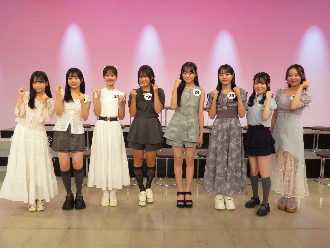 宮前真樹がプロデュースする新アイドルグループオーディションでメンバーに選ばれた、左から、ももか、こころ、れいらん、ゆずな、ひなの、はるな、まほ、さえ（撮影・村上幸将）